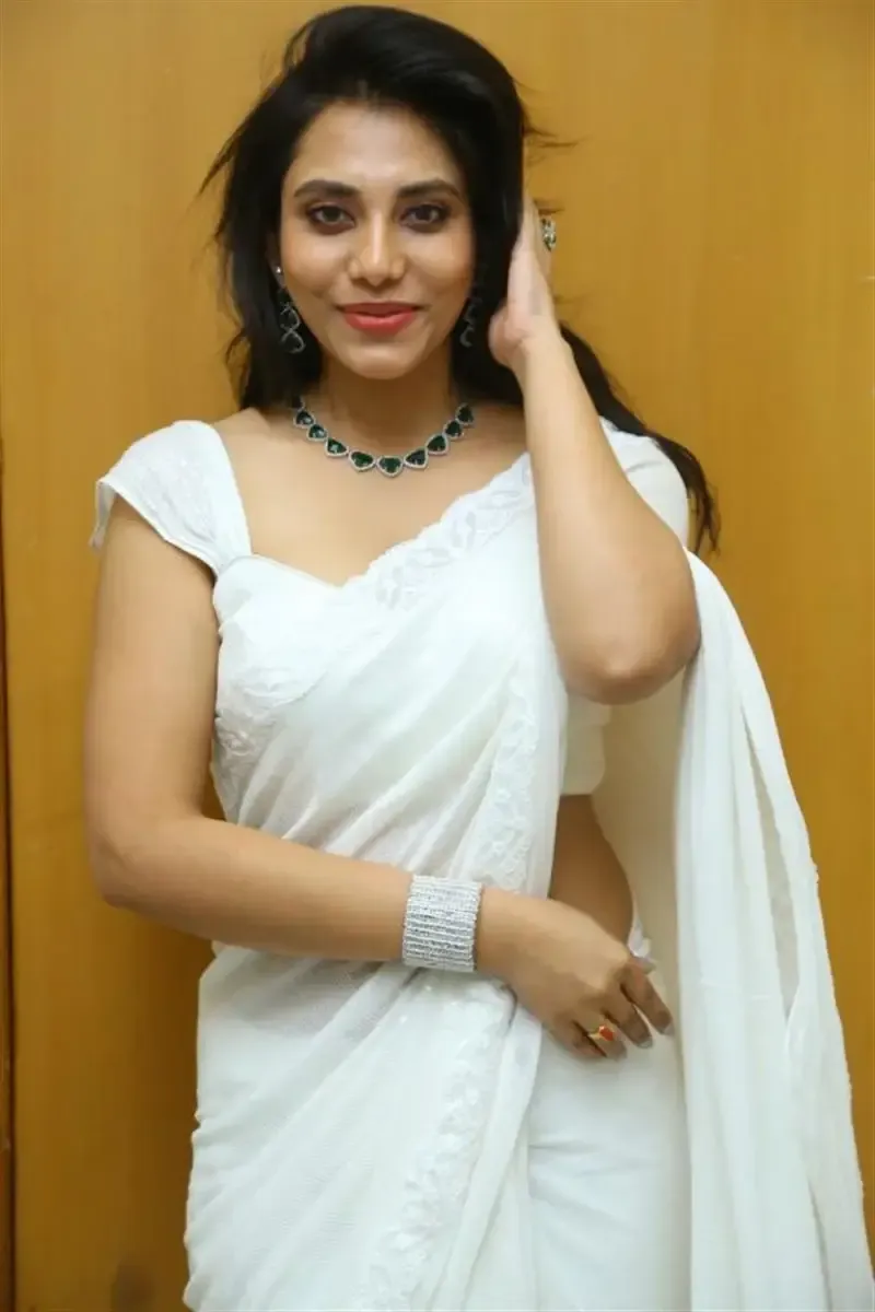 INDIAN ACTRESS MADHUMITHA IN SLEEVELESS WHITE SAREE 9